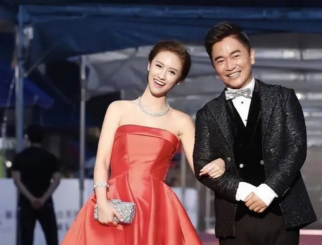 父女“嘴对嘴亲吻”不害臊，以爱的名义满足私欲的行为，该停止了