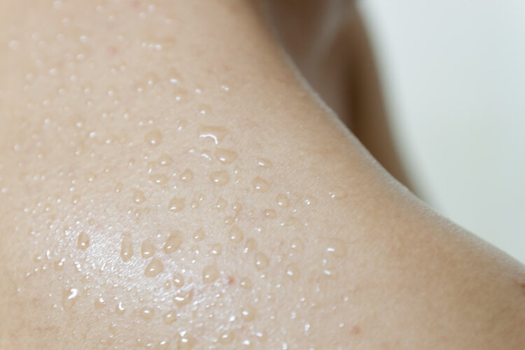 半夜出汗浸湿床单？提醒：别以为是体热，或是4种疾病“警报”