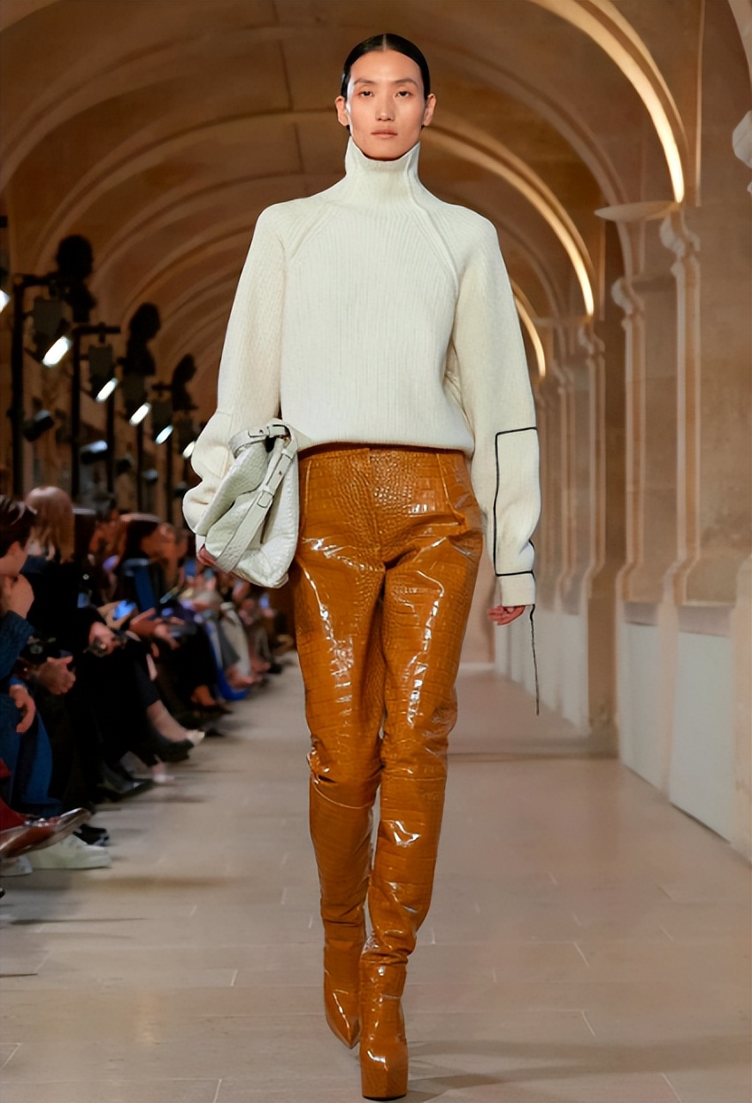 刘雯时隔三年重返时装周首秀,2003后女明星