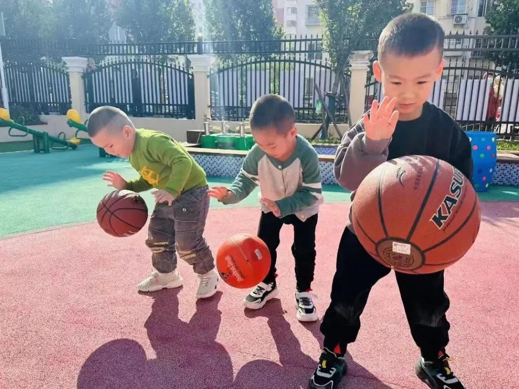 “篮”色梦想“球”悦童心—李沧区苍山路幼儿园中二班级特色活动