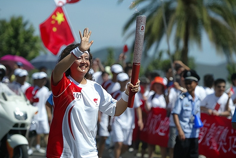 张兰直播间画图，爆料大S天价电费的原因，带货5万单小黄鱼被秒空