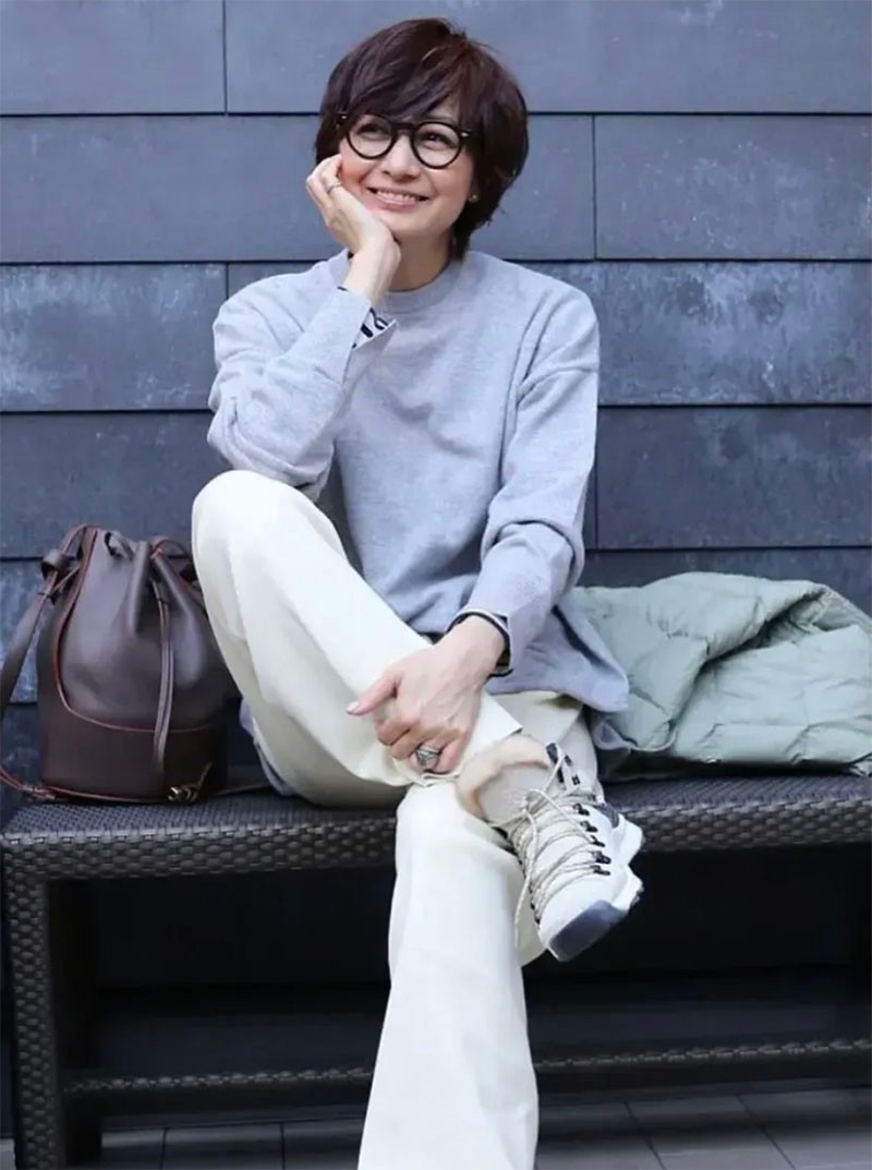 50多岁的日本模特富冈佳子,50岁日本女性富冈佳子冬季穿衣