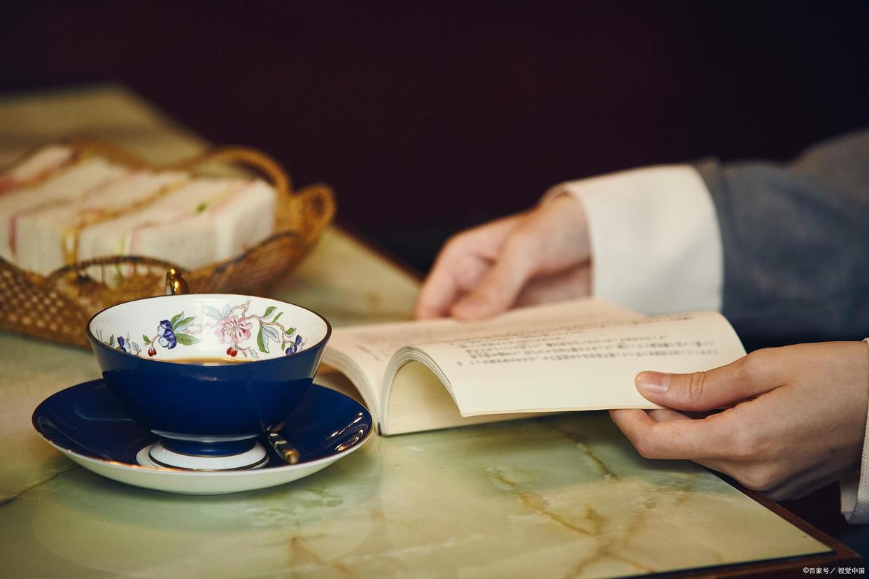 为什么星巴克要摆着依云矿泉水,星巴克为什么要放依云水