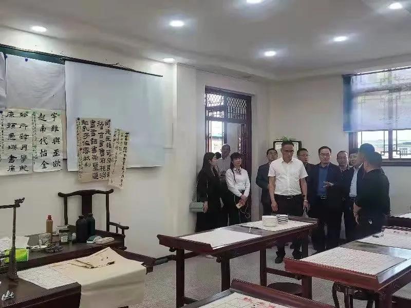 岳池实验学校发展共同体同课异构“画”交流，特色教育促“双减”