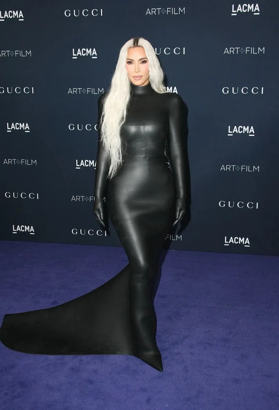 姐妹同场竞艳，肯豆完胜卡戴珊，网友：金姐就像垃圾袋蒙住一坨肉