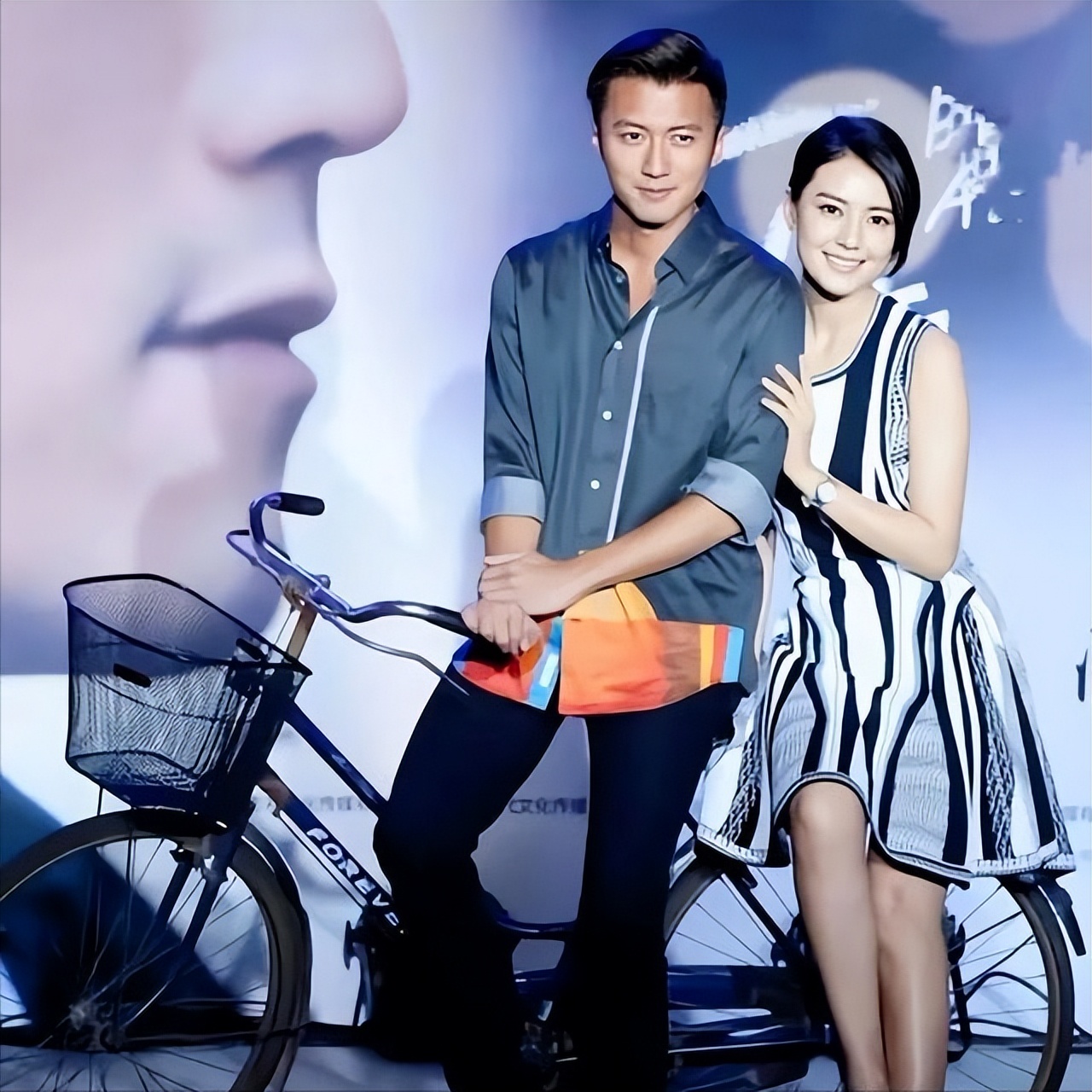 王菲谢霆锋挽手同回北京在撒狗粮,谢霆锋王菲机场照