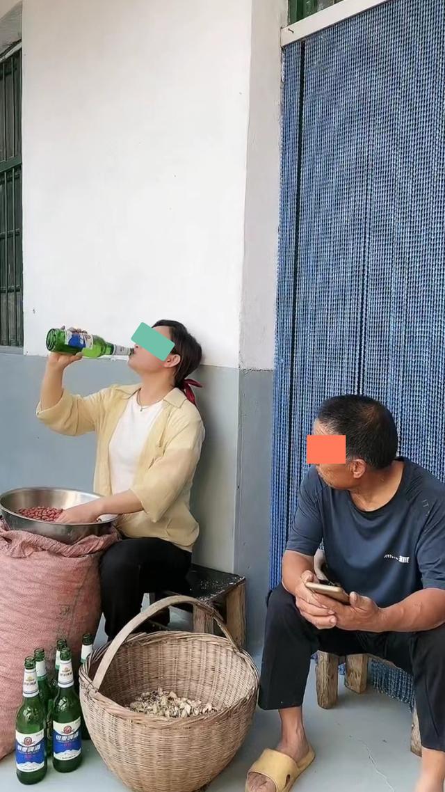 儿媳干活不认真，途中去买啤酒回来自己喝，坐在一旁的公公看懵了