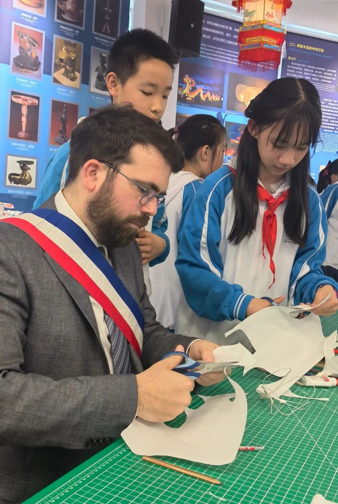 法国欧坦市市长一行来渝交流考察,法国欧坦市市长访问学校