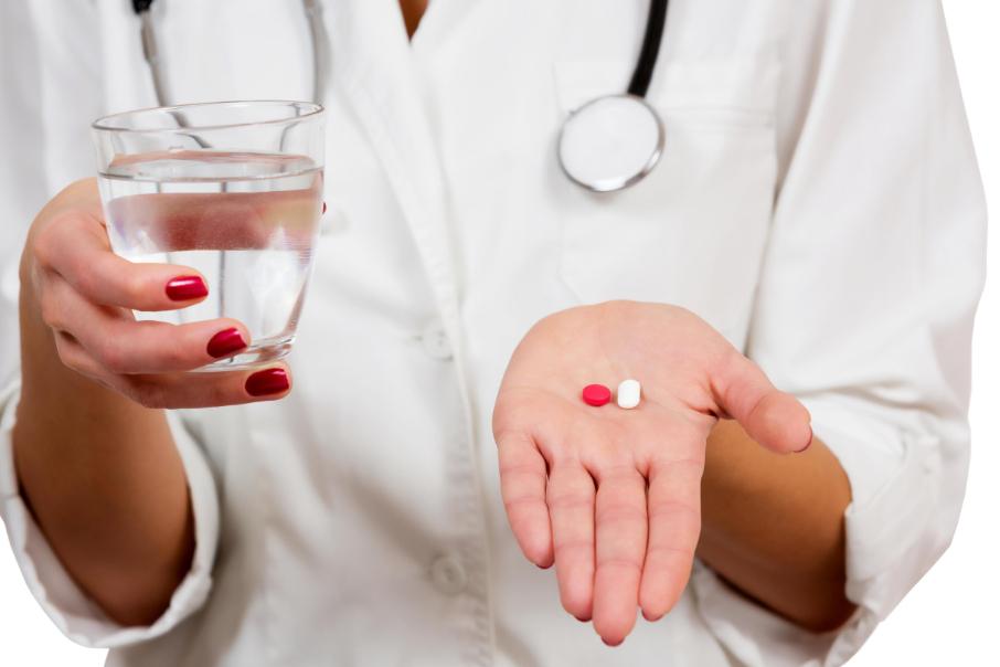 65岁老人喝牛奶好还是喝奶粉好,为什么医生不建议老年人喝牛奶