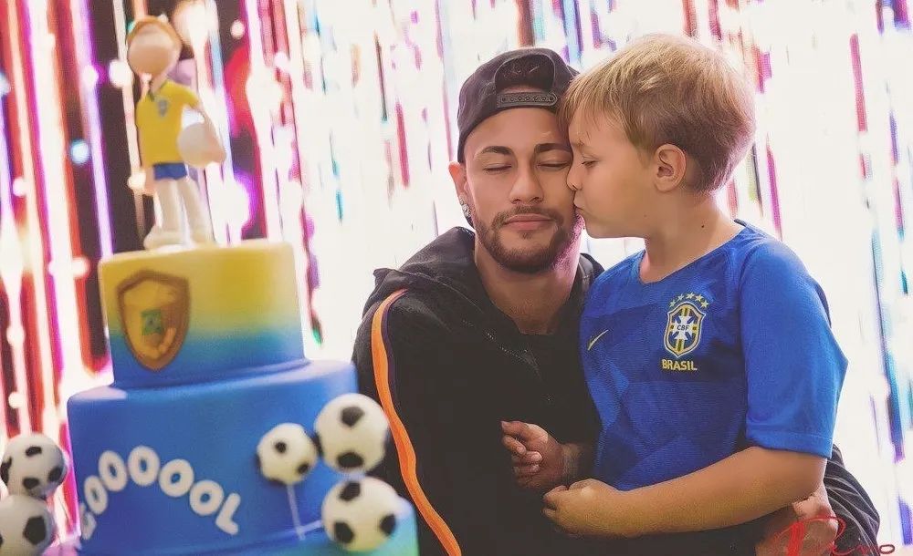 内马尔宠粉,内马尔疼爱儿子