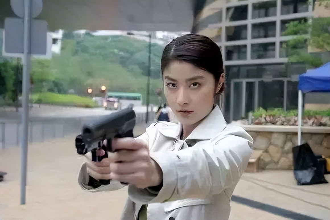 垫屁垫，烤瓷牙，戴美瞳：这些女明星的修修补补，看得人眼花缭乱