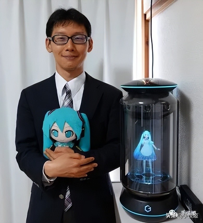 给初音未来递东西,初音未来和宅男结婚了吗