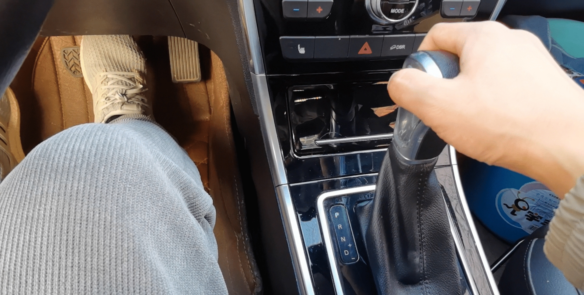 汽车d挡切换m挡困难,汽车d挡行驶换s挡需要踩刹车吗