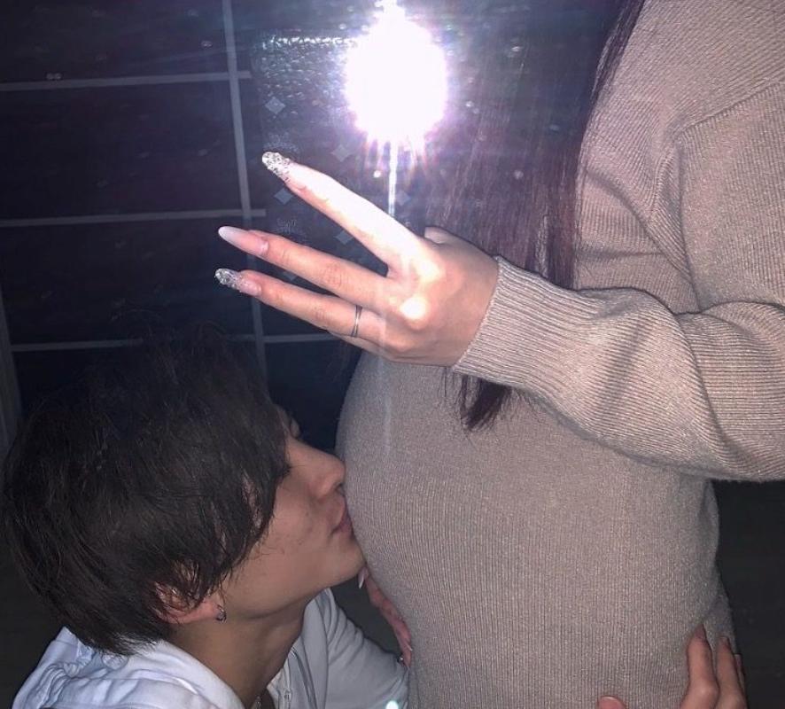 日本高颜值高中生情侣“18岁爸爸、16岁妈妈”怀孕到闪婚