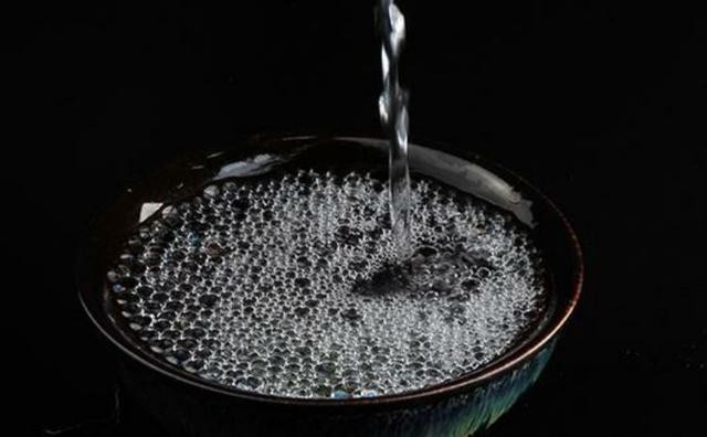 白酒喝常温的还是冰的容易醉,白酒是喝热的好还是冷的好