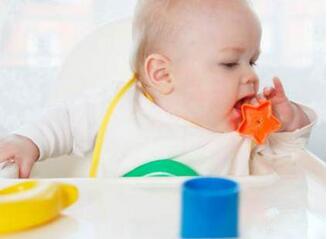 宝宝吃饭用左手,宝宝喜欢用左手需要纠正吗