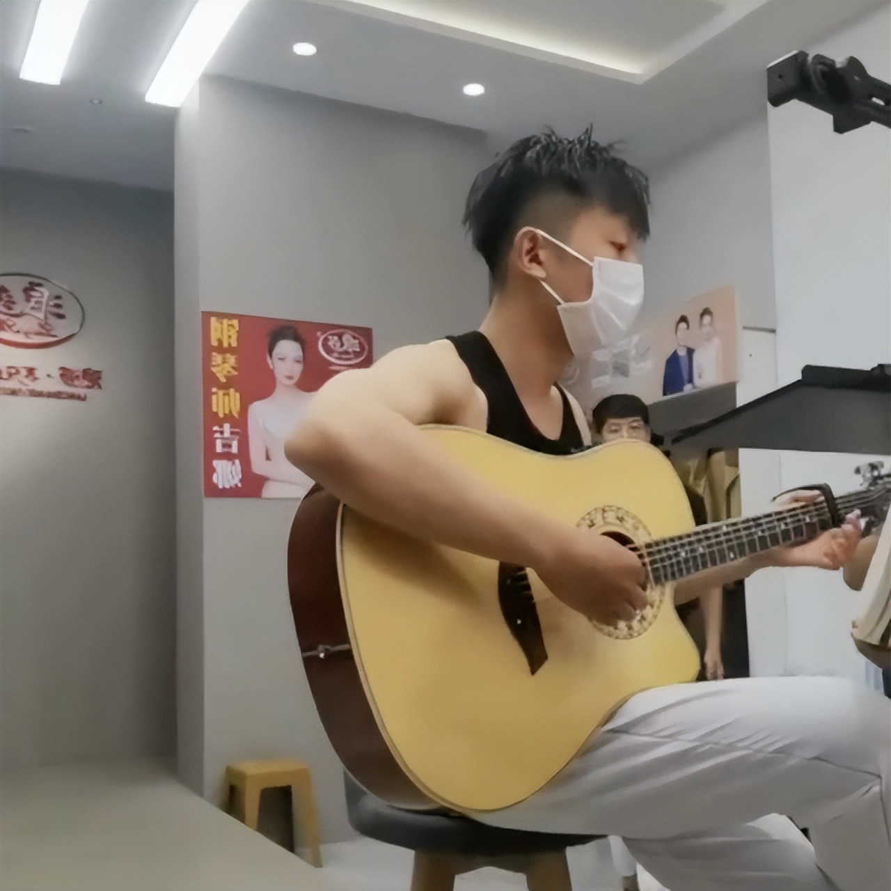 淄博卖鸭头小哥哥直播带货,淄博鸭头小哥抖音直播回放