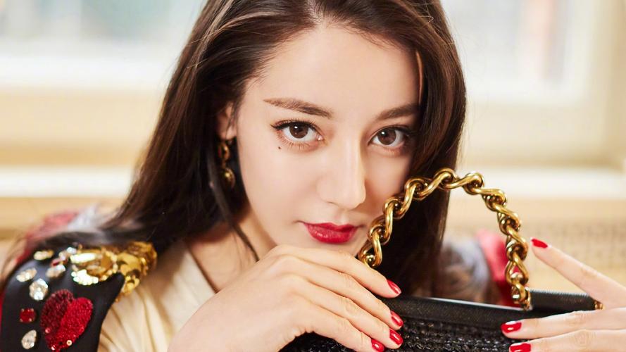 “酥胸半露”却偏要捂着,故作矜持,有一种尴尬叫迪丽热巴玩性感