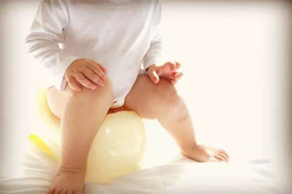 小孩不到10分钟就尿一次正常吗,孩子尿尿来不及直接尿了是有病吗