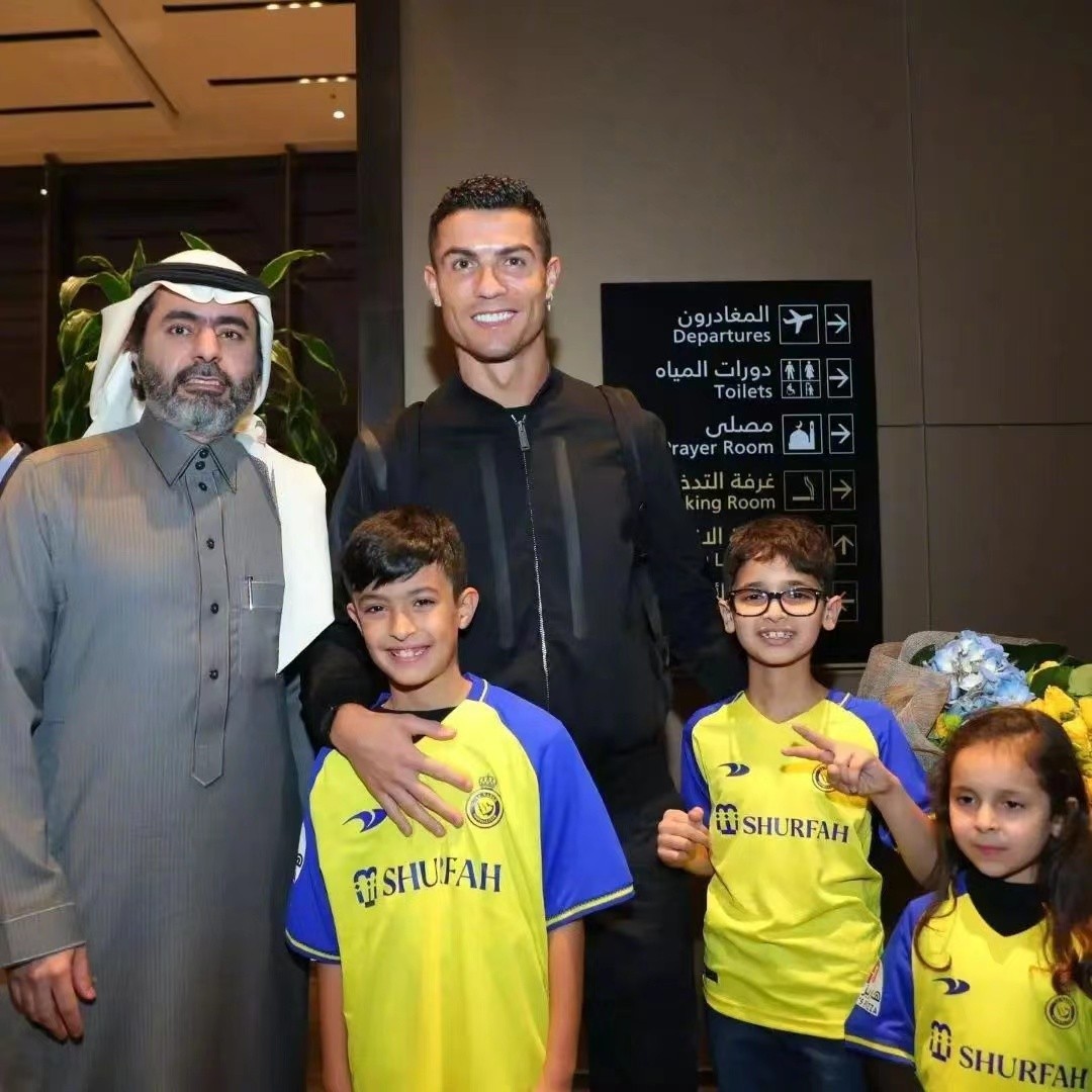 c罗乔装打扮和乔治娜去迪士尼,c罗在迪拜为乔治娜庆生