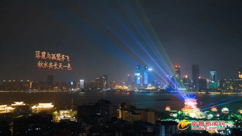 500架无人机科技献礼庆双节,500架无人机点亮文化中心上空