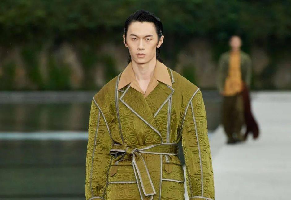 西服大变身！这个国民男装，谁给它的自信？