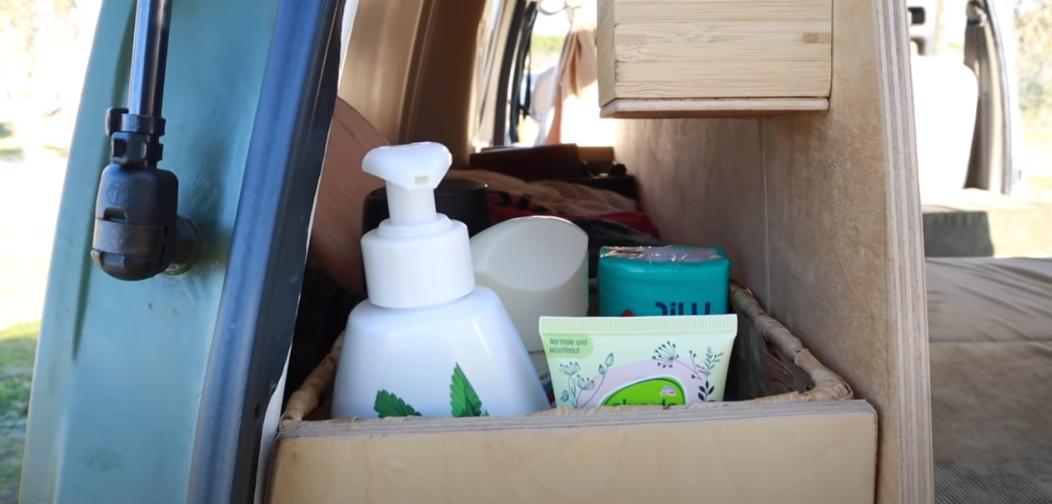 房车里的蜗居生活,国外夫妻房车生活