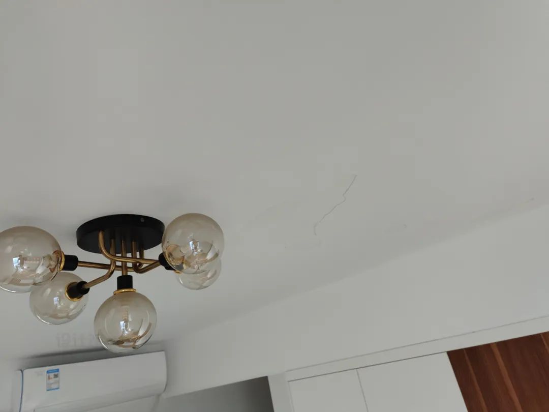 天花与墙边开裂如何修补,天花裂缝导致腻子层开裂怎么办