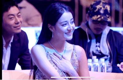 “酥胸半露”却偏要捂着,故作矜持,有一种尴尬叫迪丽热巴玩性感