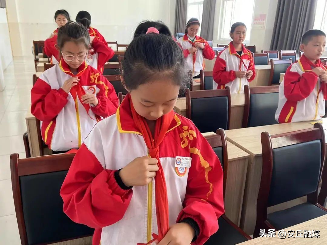 五一劳动节劳动最光荣小学一年级,小学五一劳动节社区劳动实践