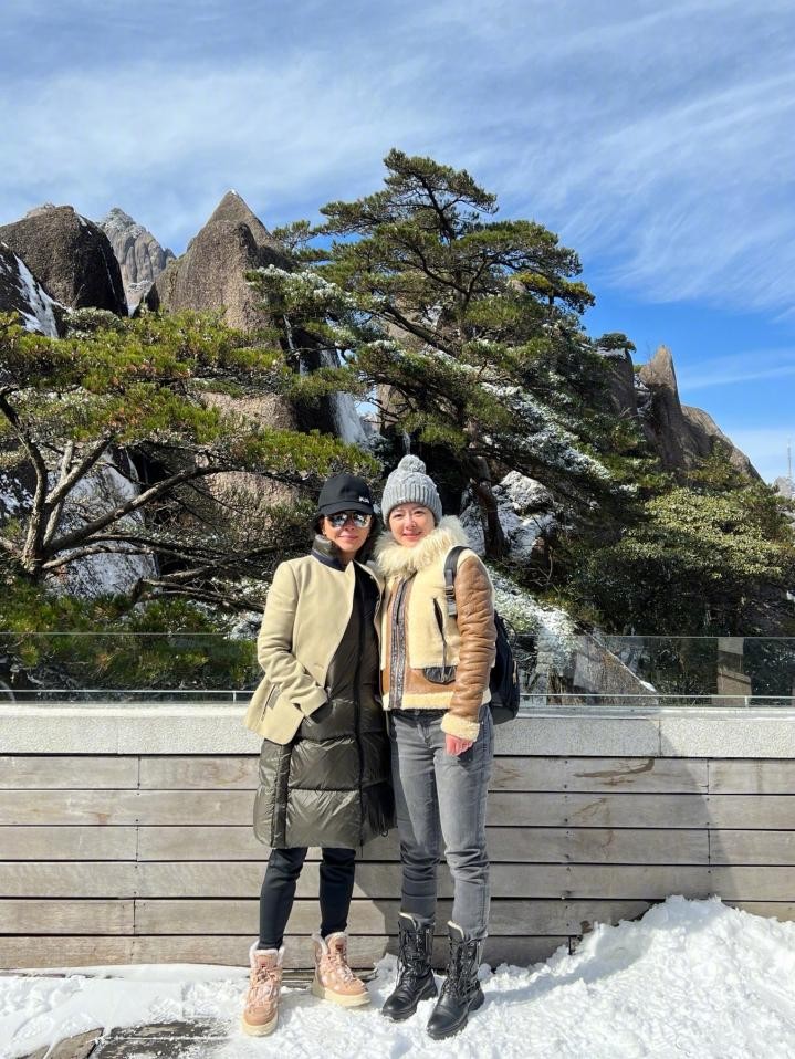 刘嘉玲红色运动衣穿搭,刘嘉玲同款西装格子外套