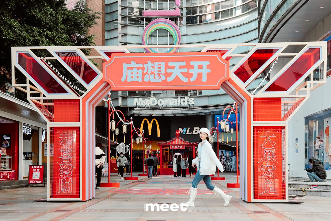 新年逛市场买衣服,买新衣购年货新春佳节味渐浓