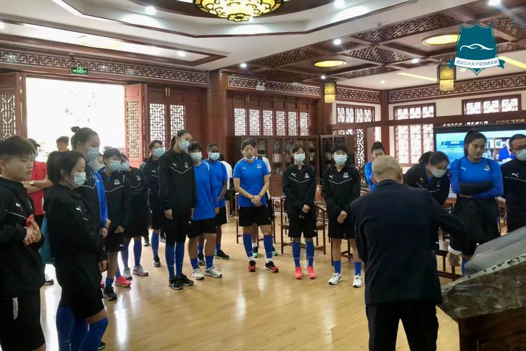 校园足球点亮绿茵梦想,武汉江大女足6:0大胜江苏