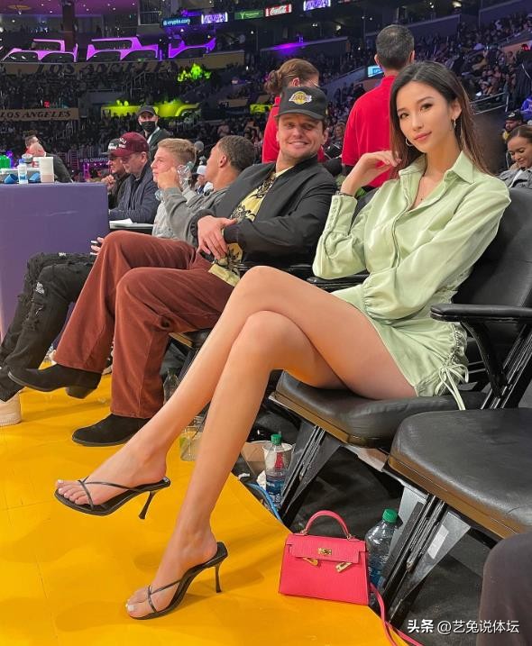 詹姆斯身边的背锅侠,湖人詹姆斯身后的美女