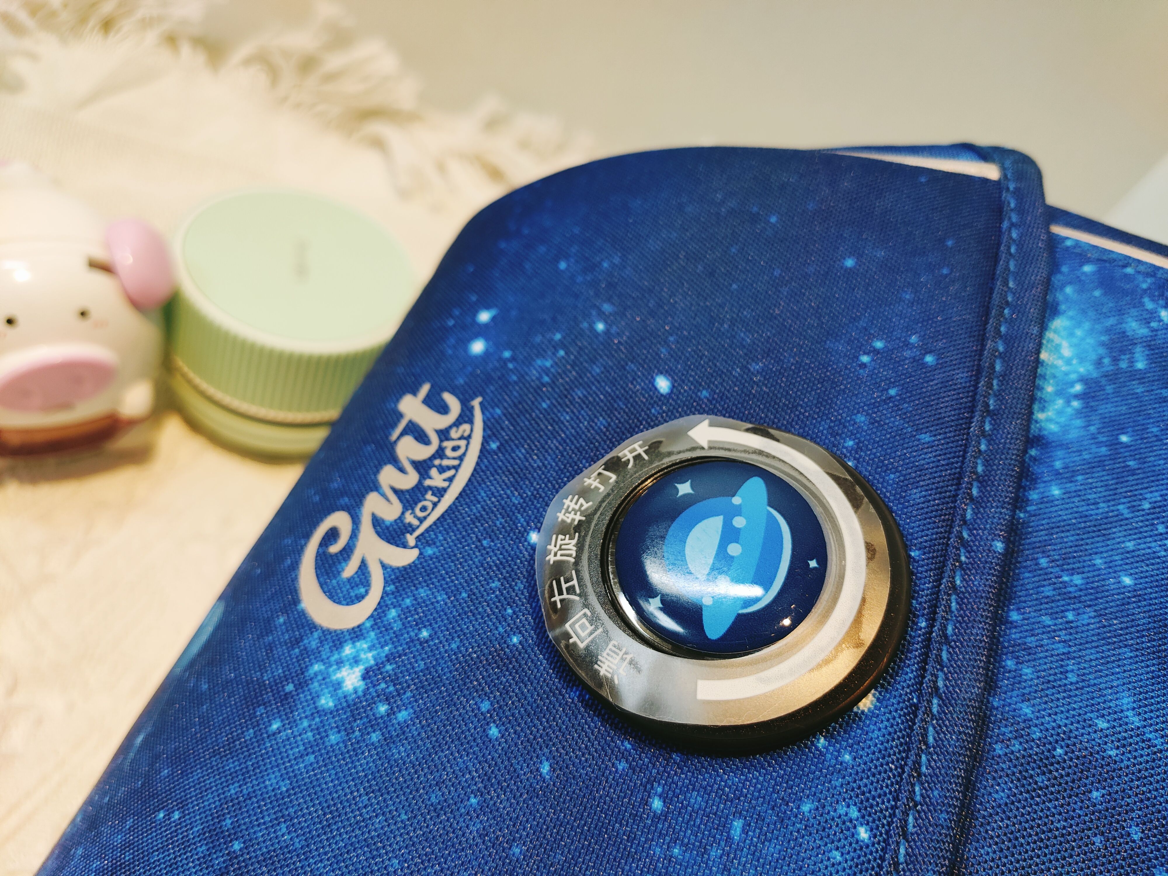 既轻便又实用的小学生书包,学生单肩书包推荐简单