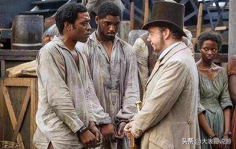 榛戝ゴ鐨勬偛鎯ㄧ敓娲昏嫳鏂囩増,榛戝ゴ鍦ㄨ埞涓婇伃閬囩殑鐢靛奖