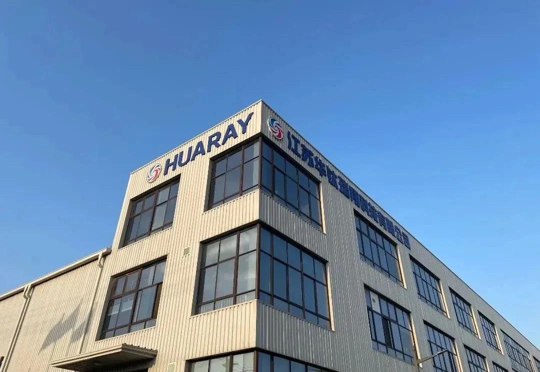 大飞机从天上飞过来,大飞机降落高速公路