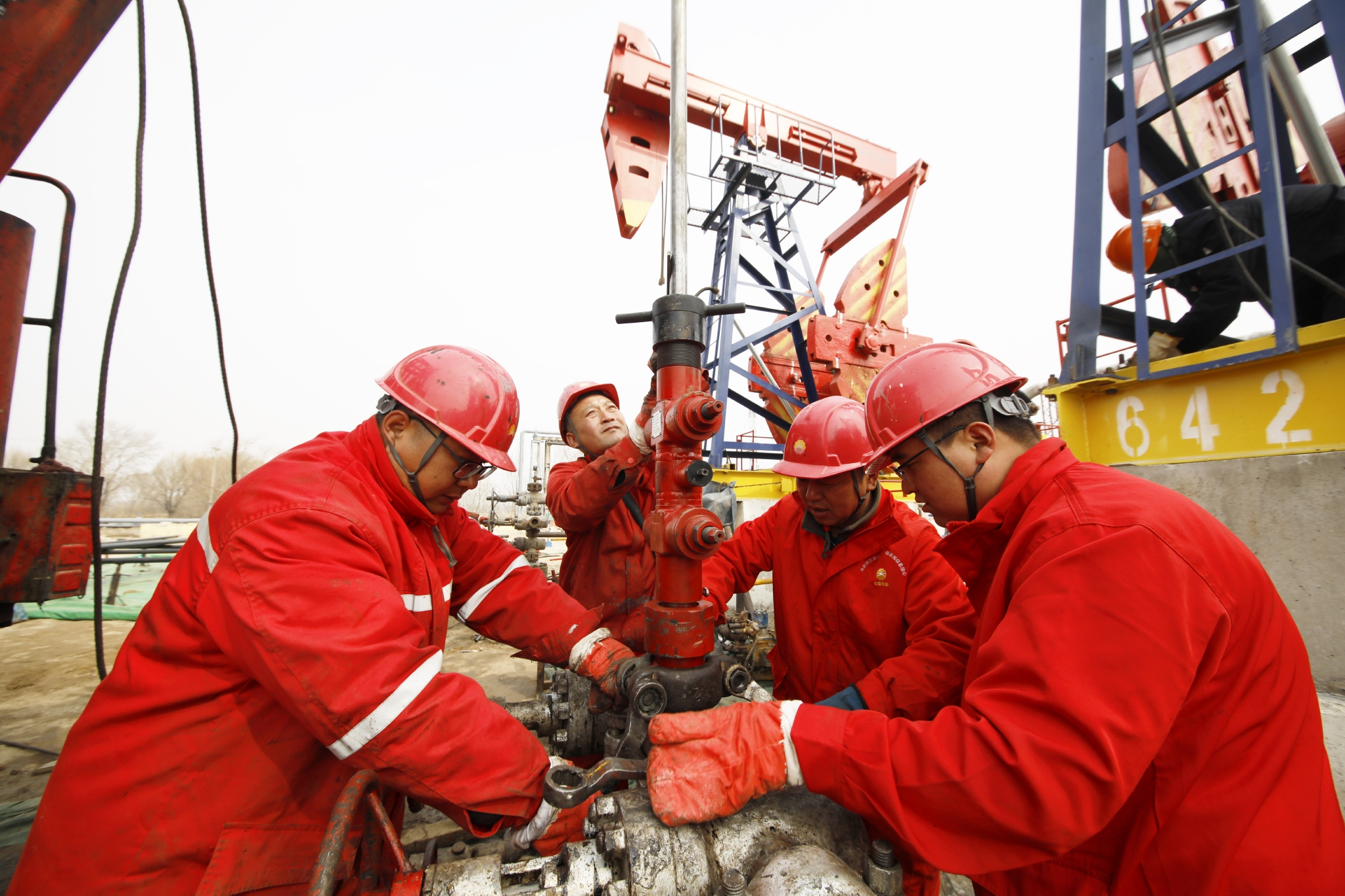 中国进口原油还是成品油,一边进口原油一边出口成品油