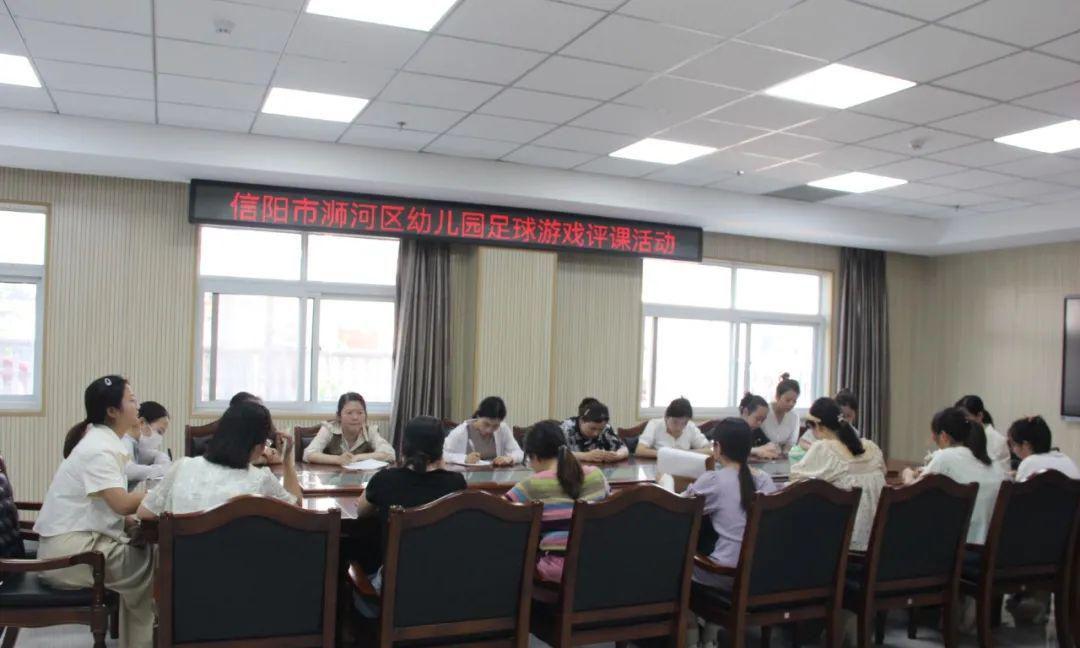 幼儿园足球游戏活动优秀案例分享,幼儿园零基础足球游戏