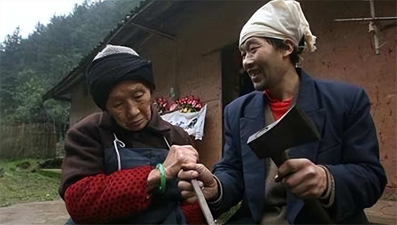 漂亮寡妇偷吃“*果禁**”，携19岁小伙隐居深山50年，创造了人间奇迹