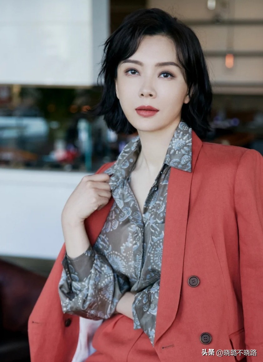 头发不要留黑长直也别留超短发,超短发不显老的烫发