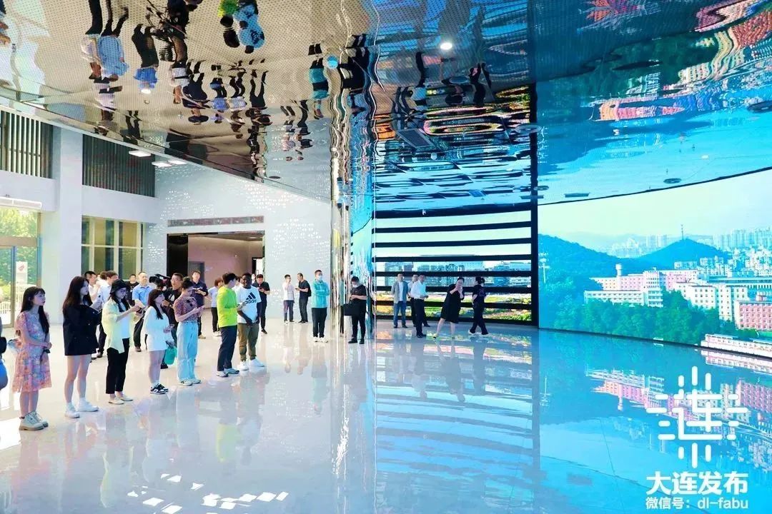 打卡大连,他们感觉太棒了!来自11个国家和地区的网络名人及国内网络媒体记者走进大连