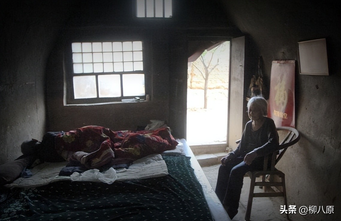 女子哭丧一天收入过千,河南女子专靠哭丧挣钱现场视频