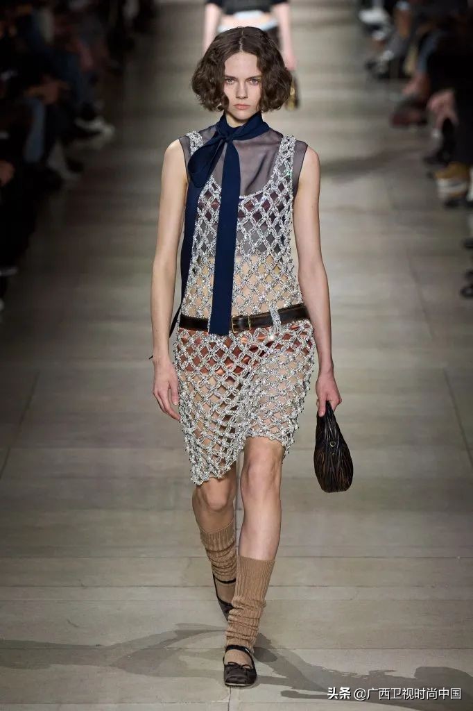 简单又时髦的丝巾系法你学到了吗,美丽时尚精美基础丝巾推荐