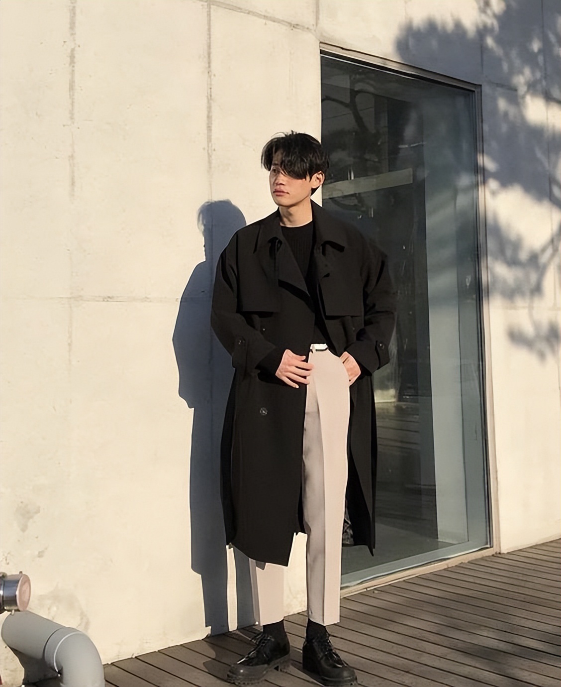 男士黑色大衣配灰色西裤,黑色开叉西裤冬天搭配大衣