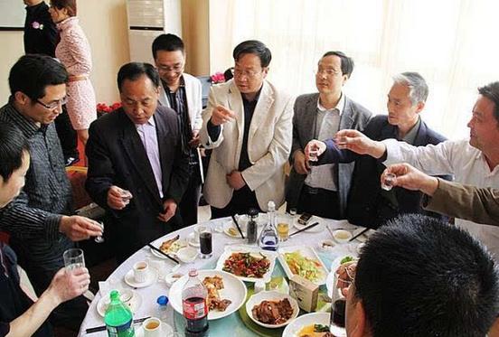 白酒中滴几滴油怎么办,白酒里滴入食用油