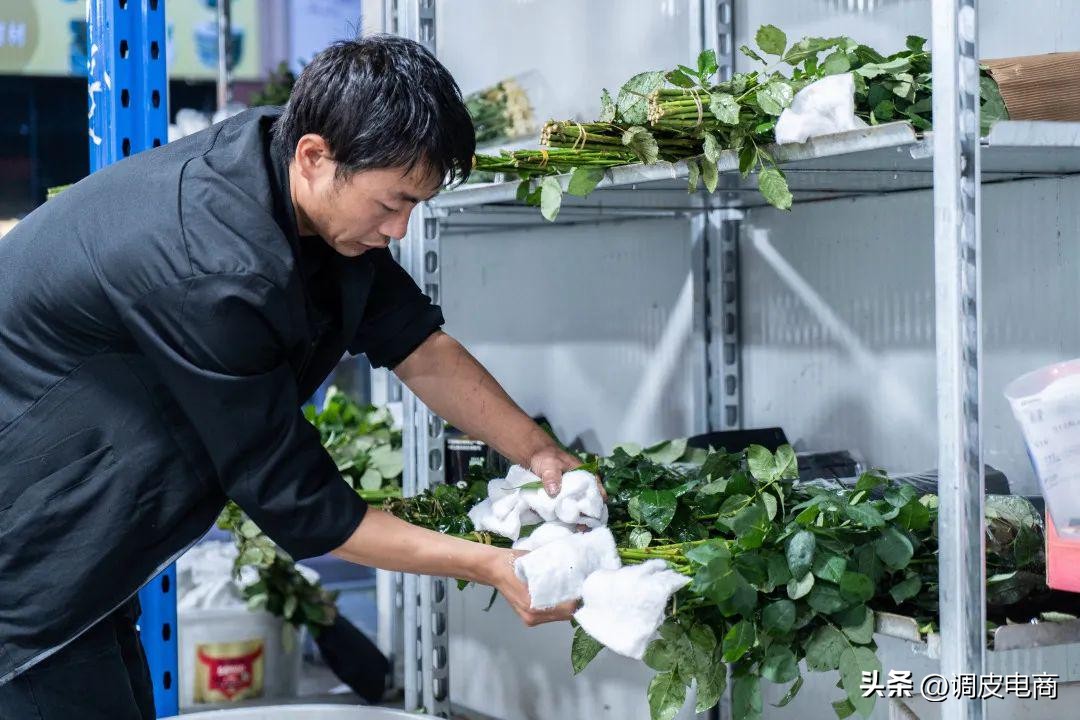 从小白到文艺花商，这个一米八大汉成为昆明斗南最懂花的主播