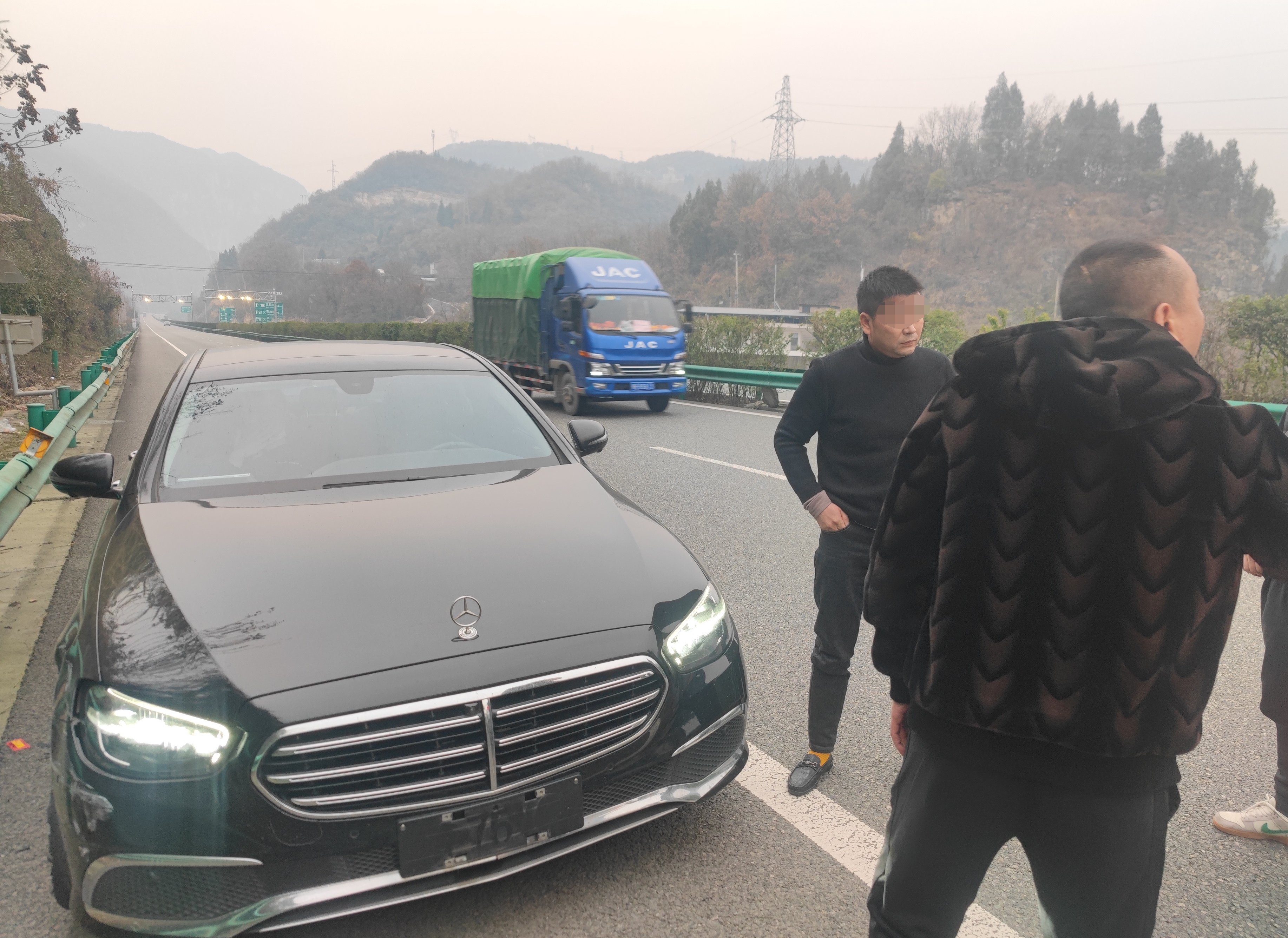 租豪车抵押变卖获取钱财沙区警方三小时破获一起租车诈骗案