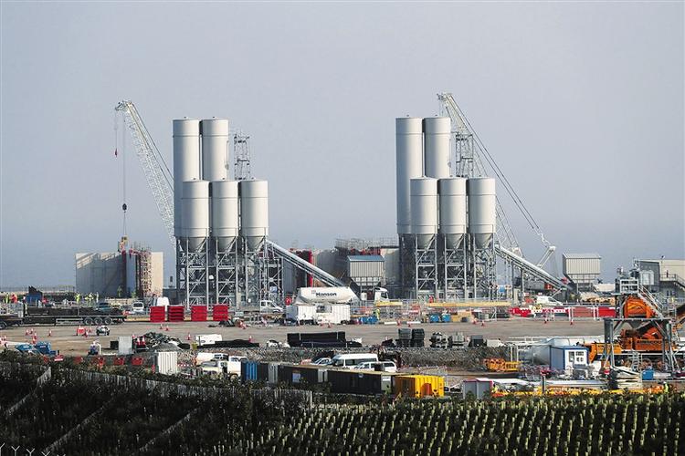 端碗吃饭放碗骂娘,端碗吃肉放筷骂娘