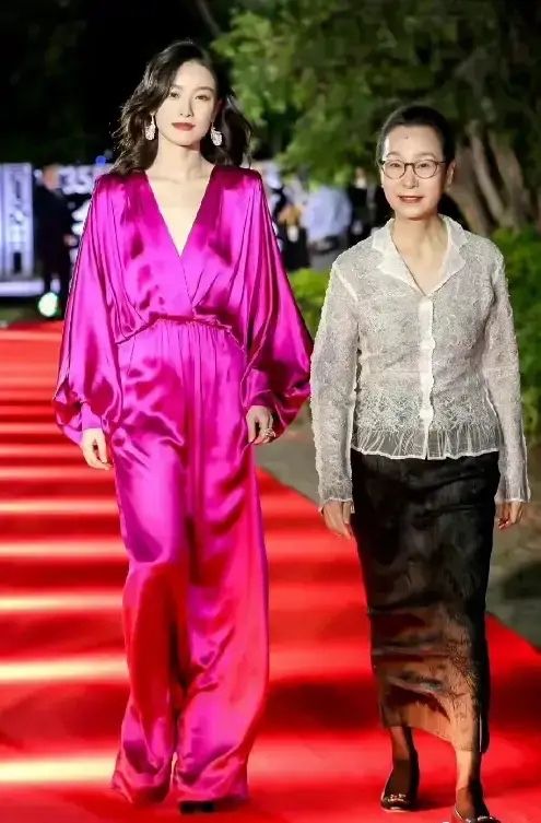 奚美娟年轻时的发型,奚美娟黑色长裙